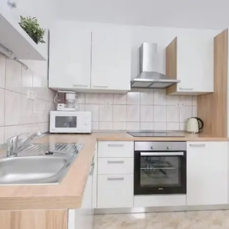Apartment 2min Walk To The , Large Seaview Terraces 2 Apts, Bbq, Parking