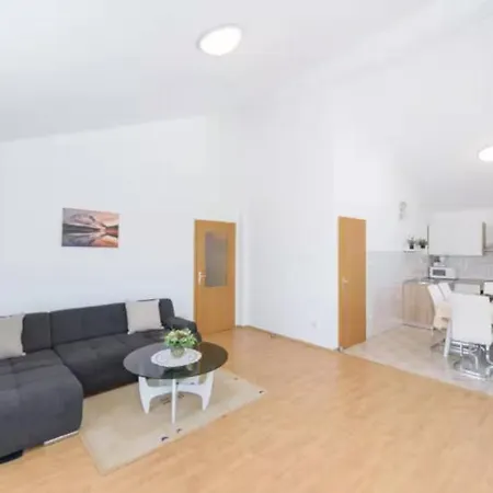 Apartment 2min Walk To The , Large Seaview Terraces 2 Apts, Bbq, Parking